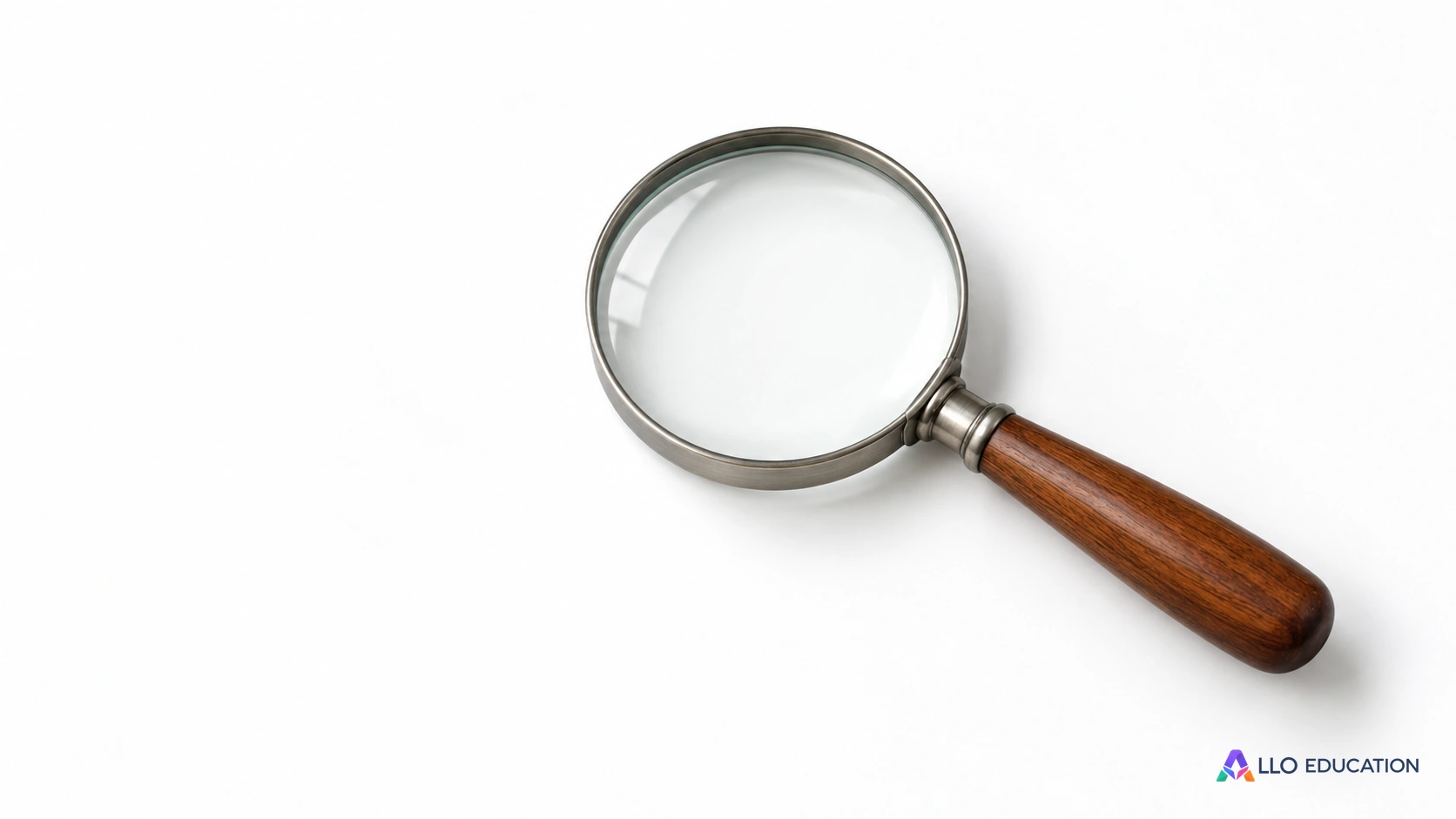 Une loupe entière à poignée de bois repose sur une feuille blanche sans inscription ; elle symbolise l’examen de l’information.
